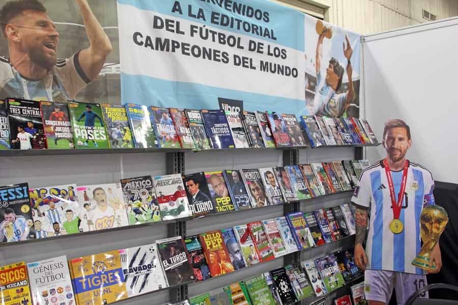 Libros y revistas para los fanáticos del futbol.