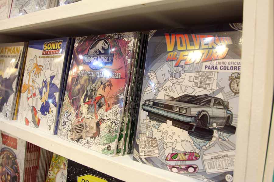 Encuentra libros para colorear de sagas como Jurassic Park y Back to the Future.