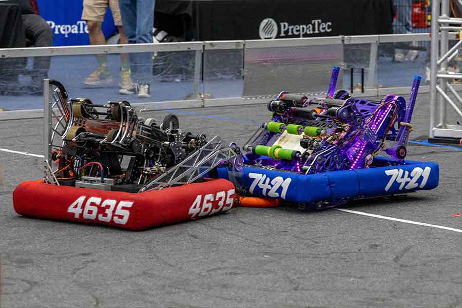 2 robots al centro de la cancha de competencia en el FIRST Robotics Competition en su sede Monterrey 2024