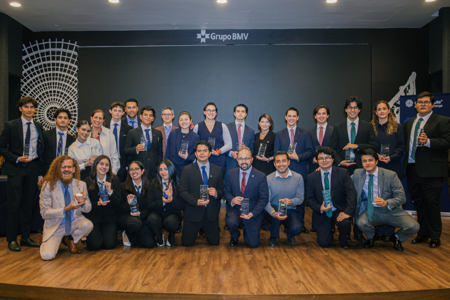 Fotograf&iacute;a grupal de todos los equipos finalistas de diferentes universidades en la sede de la Bolsa Mexicana de Valores.