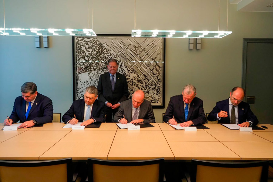 Firma convenio en España