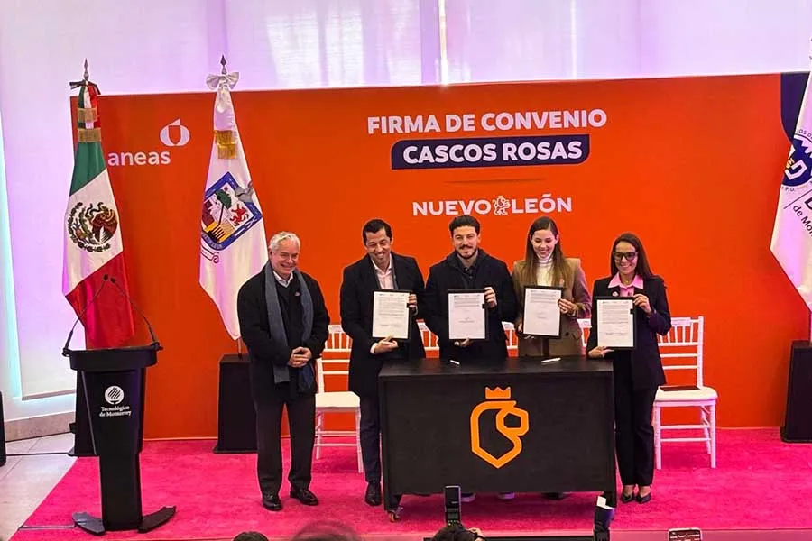 Firma de convenio Cascos Rosas de colaboraci&oacute;n entre el gobierno de Nuevo Le&oacute;n y el Tec de Monterrey.