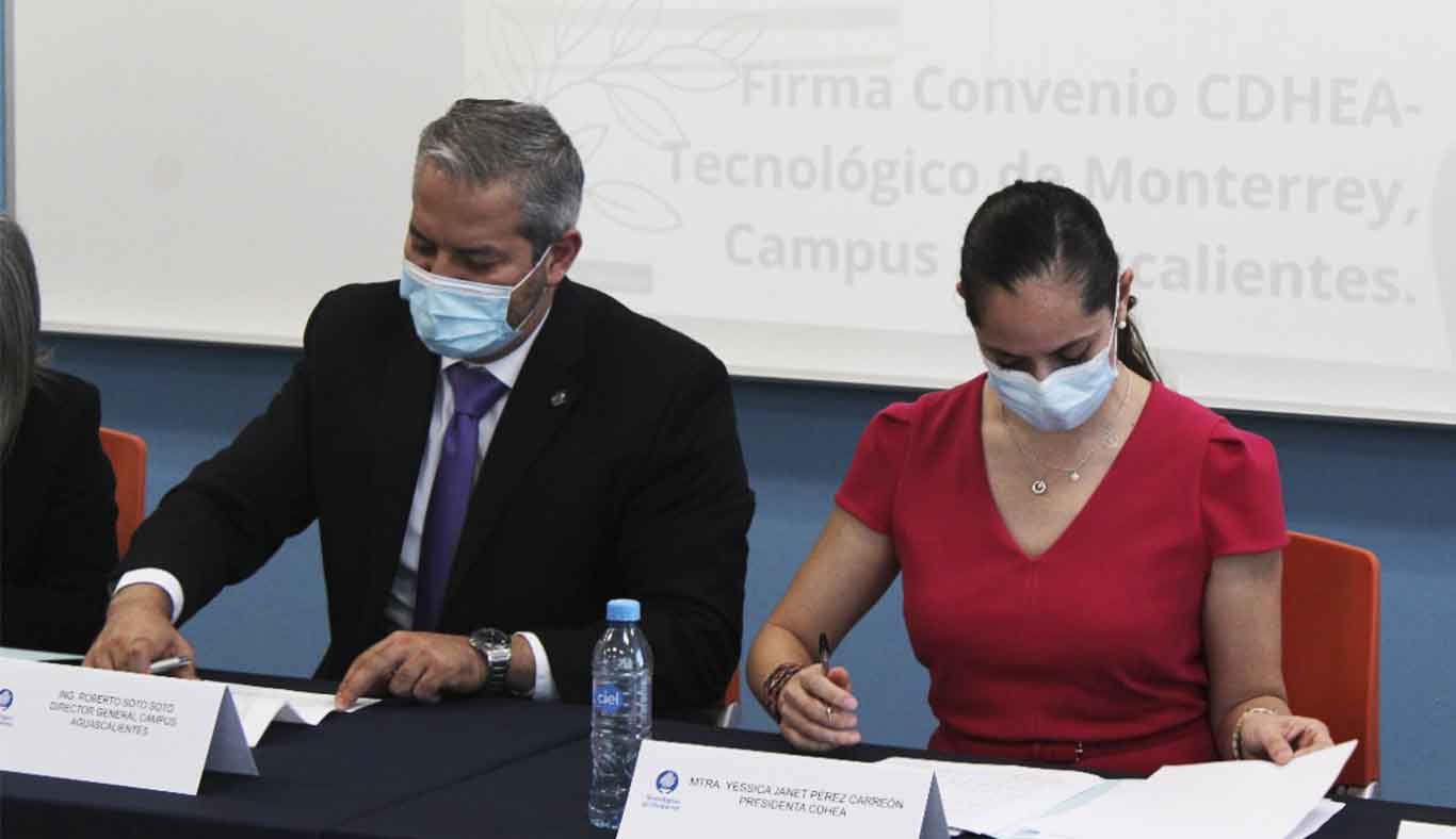 Firma de convenio en presencia de Roberto Soto, director general del Tec de Monterrey campus Aguascalientes y Yessica Pérez, presidenta de la CDHEA
