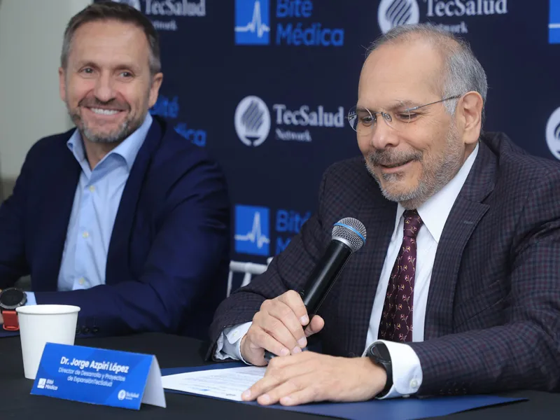 Fernando Lledó, CEO de BUPA México (izq.) y Jorge Azpiri López, director de Desarrollo y Proyectos de Expansión de TecSalud (der.)