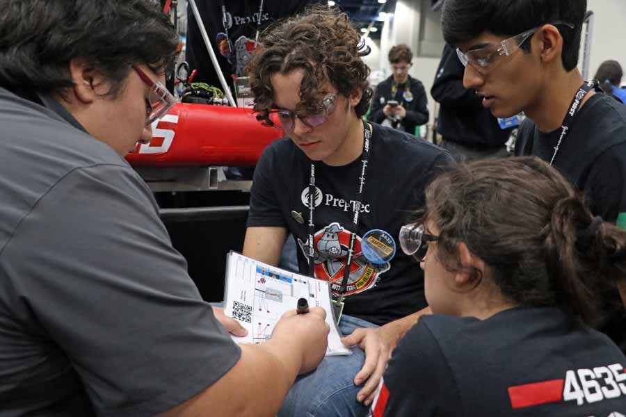 Patricio Gutiérrez es driver y mecánico del equipo Botbusters de PrepaTec.