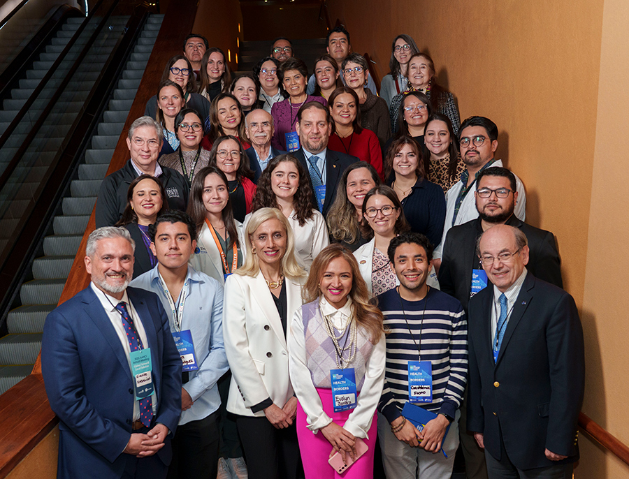 Foto grupal de participantes en el Foro de Liderazgo en Salud 2025.
