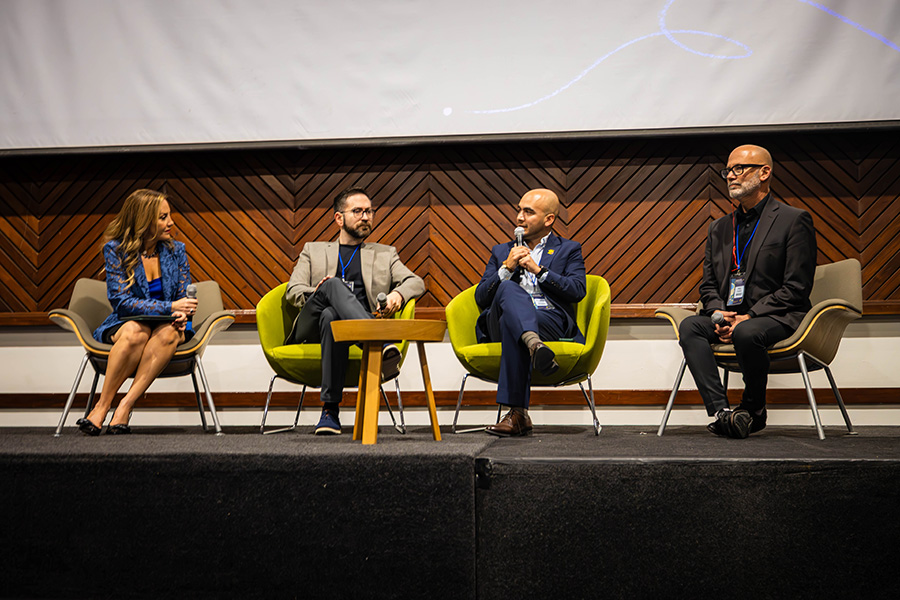 Adriana Gidi, Oscar Tamez, Gerardo García y Phil Fisher durante un panel