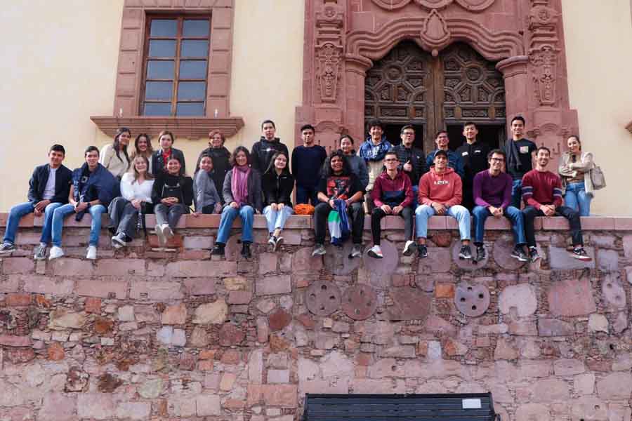 Alumnos visitan el museo Pedro Coronel