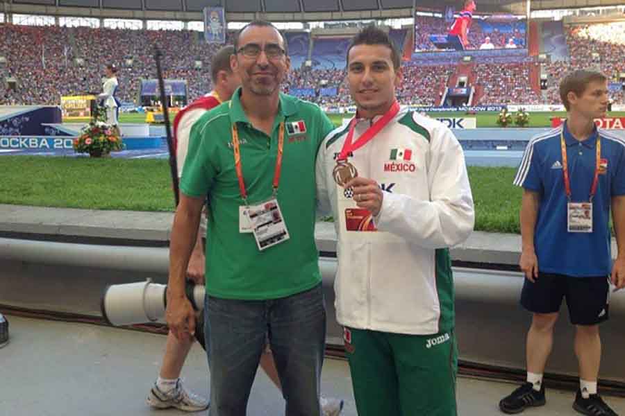 Francisco Olivares con Luis Rivera en el campeonato mundial de Atletismo del 2013.