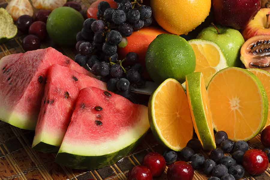 Frutas refrescantes como sandía, fresas, naranjas, melón, permiten la hidratación del cuerpo