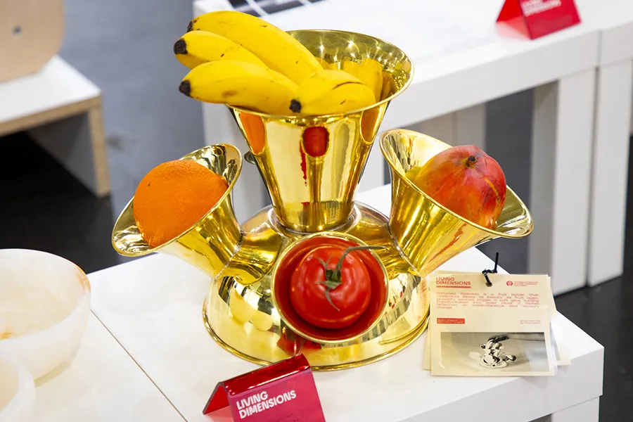 Softened Ripeness, frutero que reacciona al tacto diseñado por Balkis González.