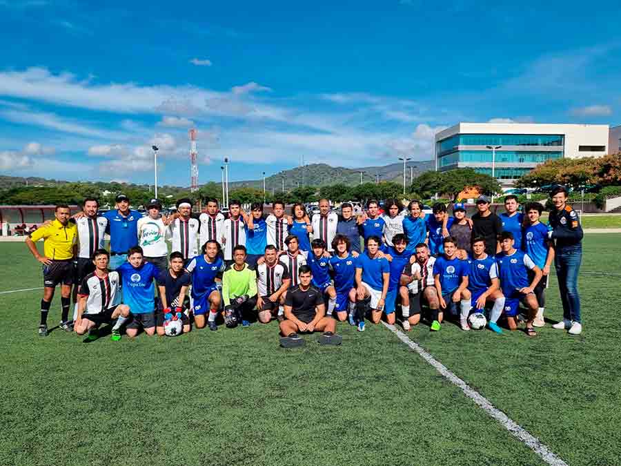 Futbol con exreclusos de Puente Grande con estudiantes de PrepaTec Santa Anita.