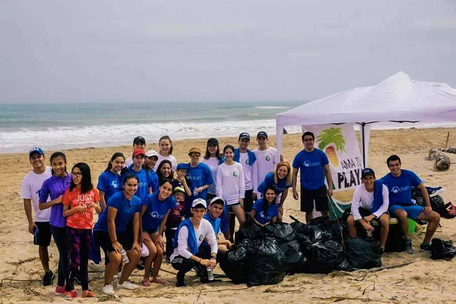 Gabriela Guerrero y un grupo limpiando la playa miramar