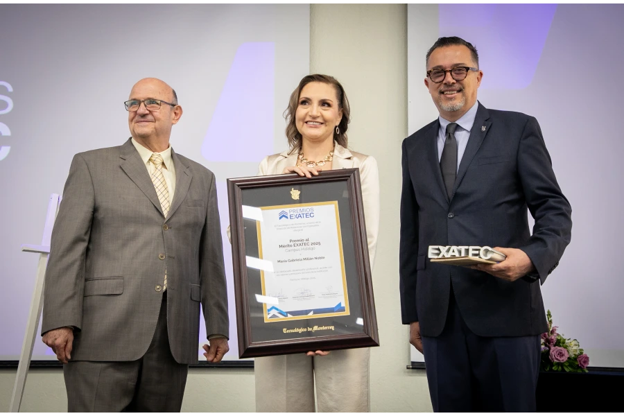 Gabriela Millán recibe el Premio al Mérito EXATEC 2025 en campus Hidalgo. En la imagen, posa con su reconocimiento junto a Romuando Tellería y Octavio Díaz Barriga, en una ceremonia organizada por el Tec de Monterrey campus Hidalgo.