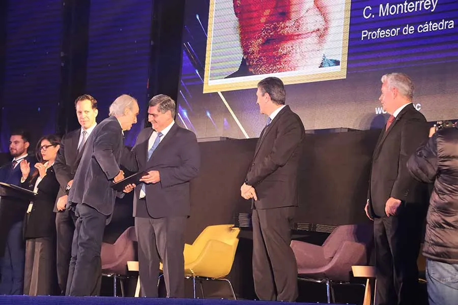 Eduardo Pérez fue reconocido por sus 45 años de servicio a la Institución en una nueva edición de la Ceremonia de Lealtad.
