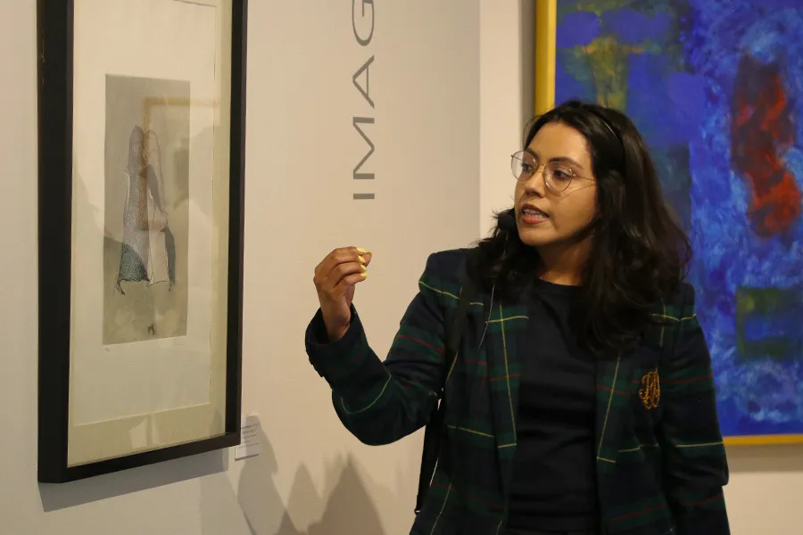 Paulina Beltrán, coordinadora de la Colección de Arte del Tec en Estado de México y curadora de la exposición, brindando un recorrido guiado por la galería.