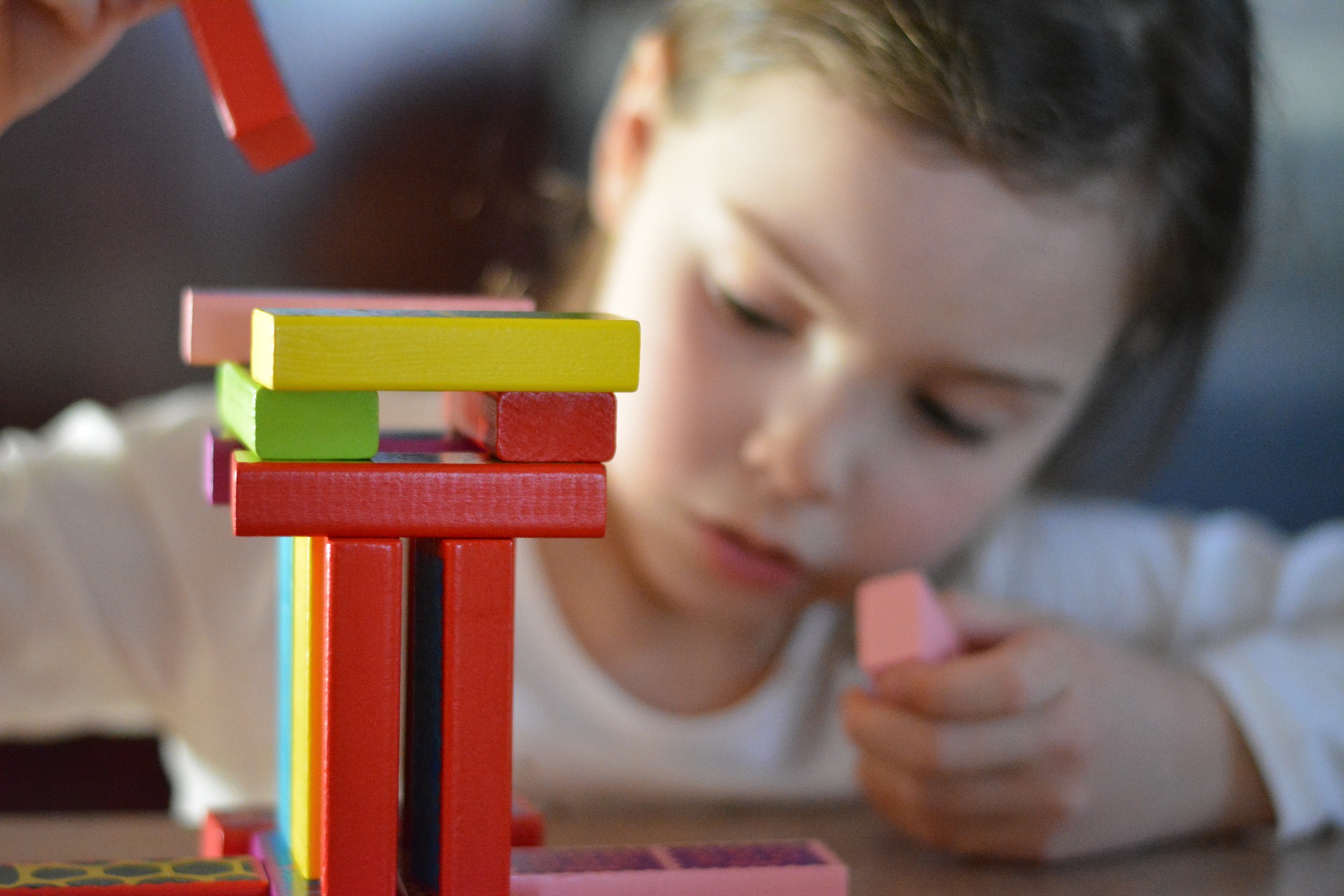 Niña construyendo una torre