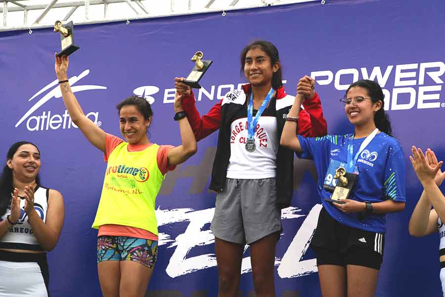 Scarlet Soto (en medio) estudiante de ITC y ganadora del primer lugar en categoría 5k.