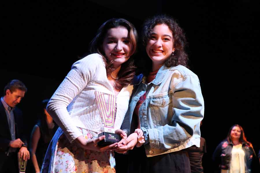 Renata y Fernanda con el trofeo en manos