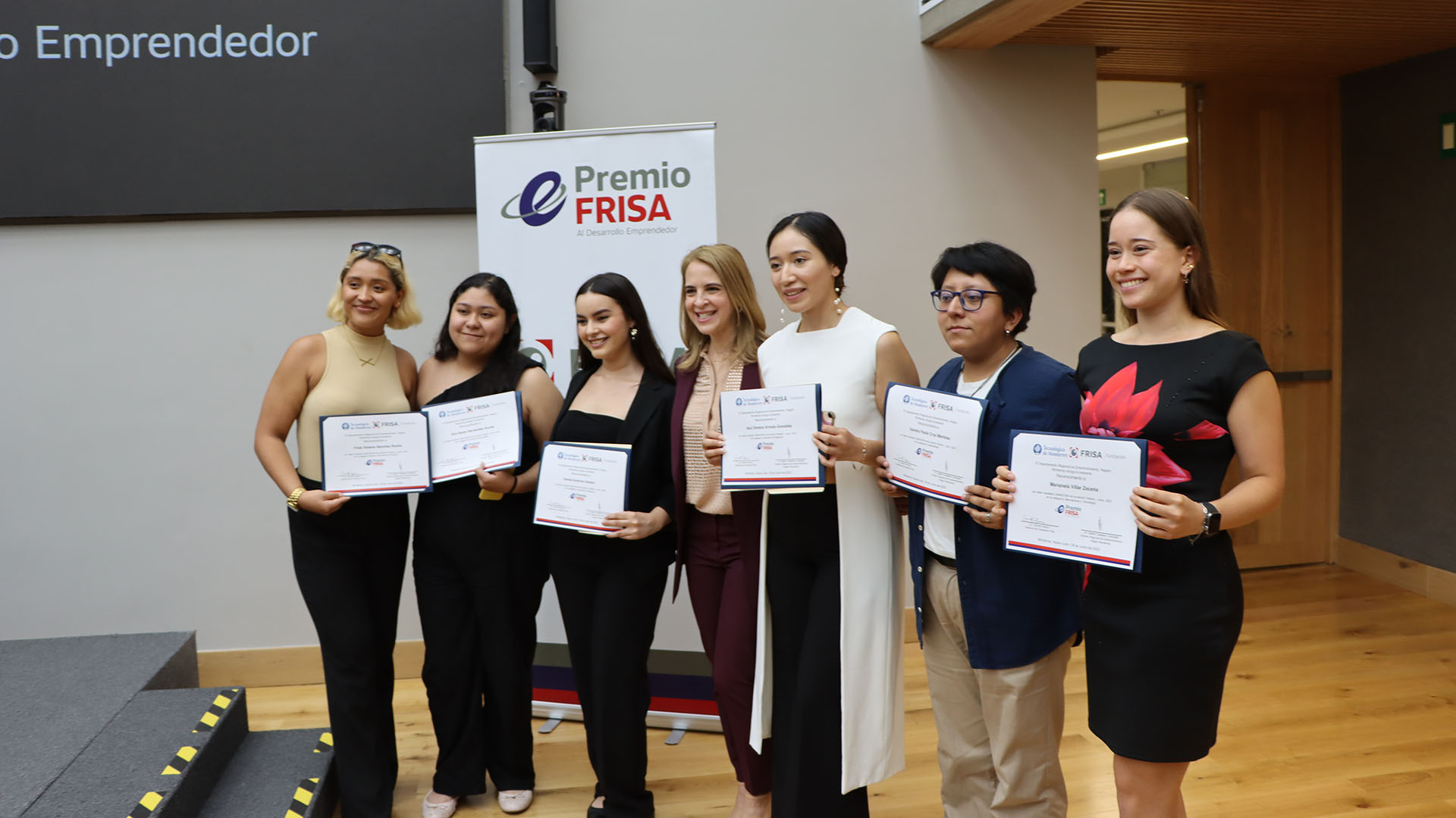 Danixia Gutiérrez, Azul Arreola, Ana Karen Hernández, Sandra Cruz, Marianela Villar y Frida Sánchez, ganadoras del Premio FRISA en el semestre Febrero-junio 2023.