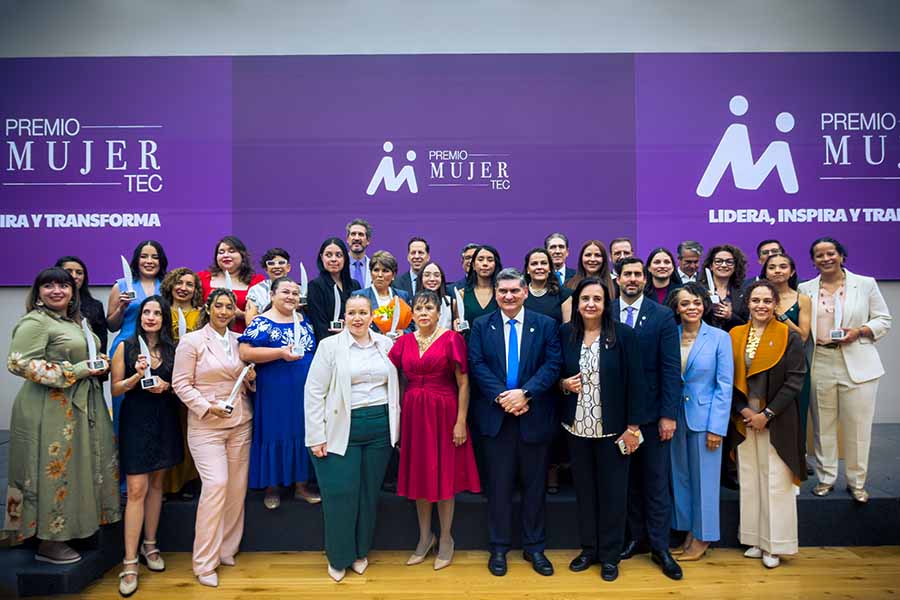 Ganadoras del Premio Mujer Tec 2026, junto a David Garza Presidente Ejecutivo del Grupo Educativo Tecnológico de Monterrey. Foto: