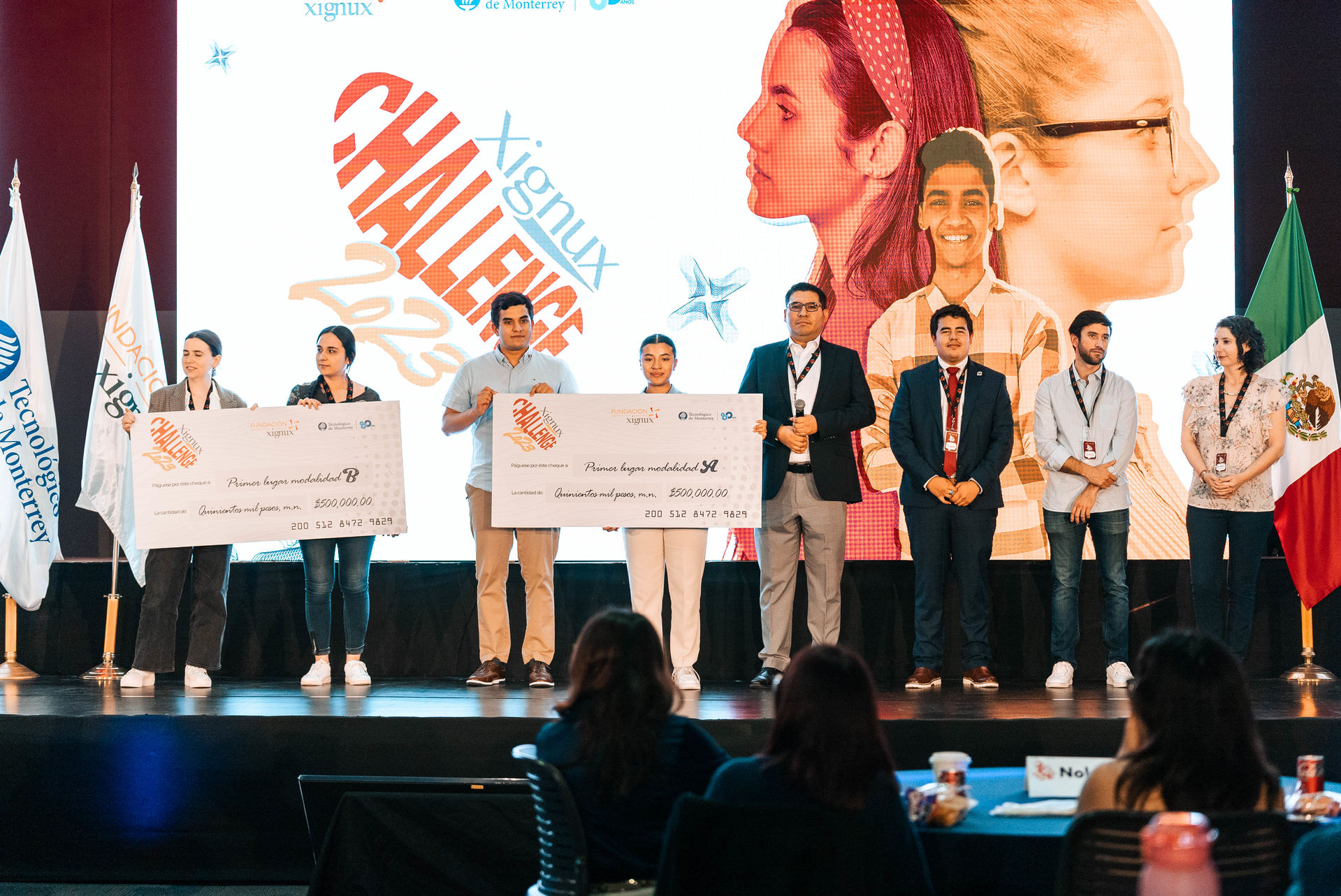 Ganadores del reto Xignux 2023 recibiendo su premio acompañados por el panel de jueces.