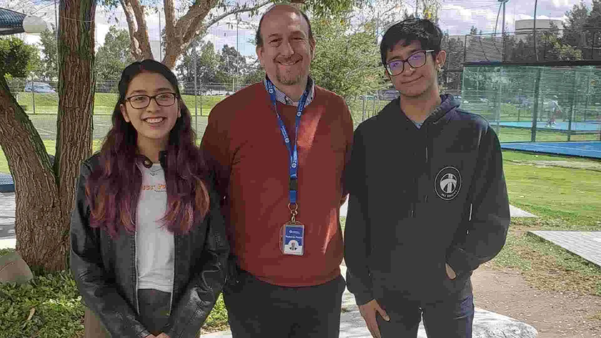 Alumnos ganadores junto al profesor Roberto Martínez