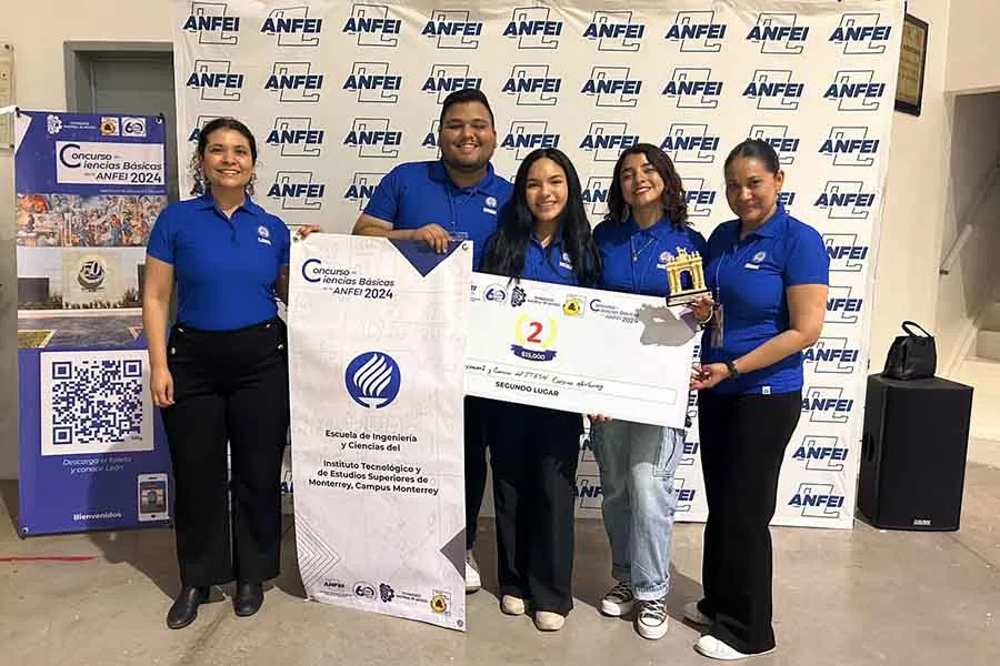 Estudiantes reconocidos en el Concurso Nacional de Ciencias junto a sus profesoras asesoras.