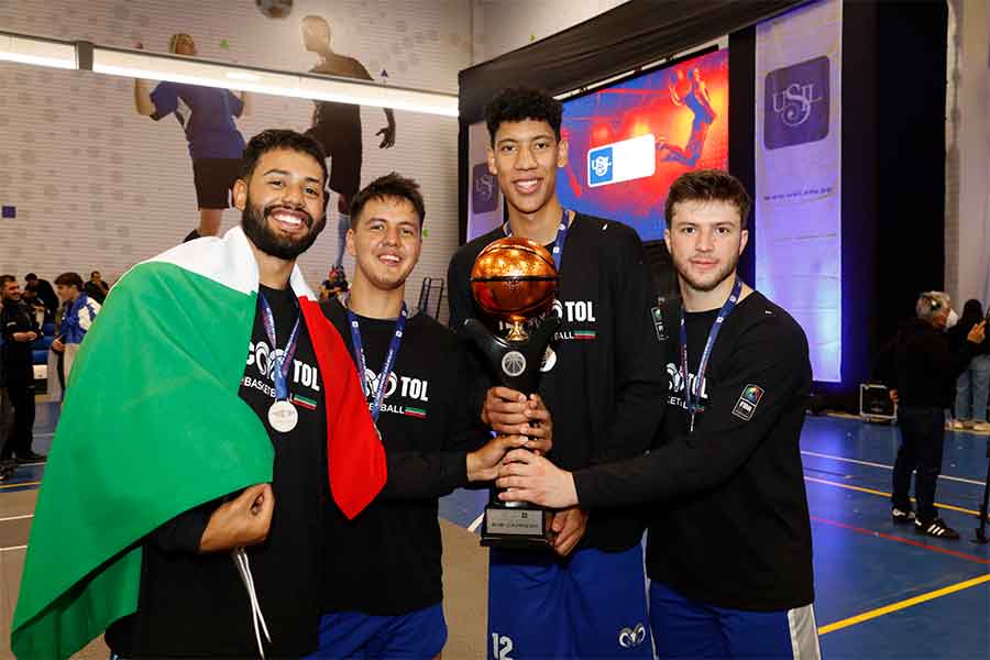 Estudiantes de Tec de Monterrey Camus Toluca con el trofeo por ganar medalla de plata en el torneo internacional de basquetbol 3x3 en Perú