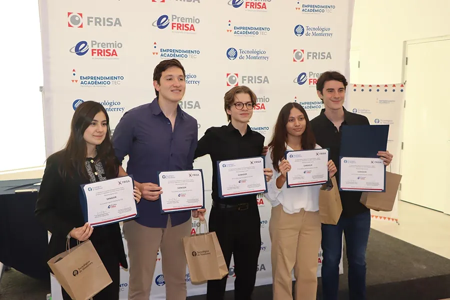 Estudiantes ganadores de la 57 edición del Premio FRISA.