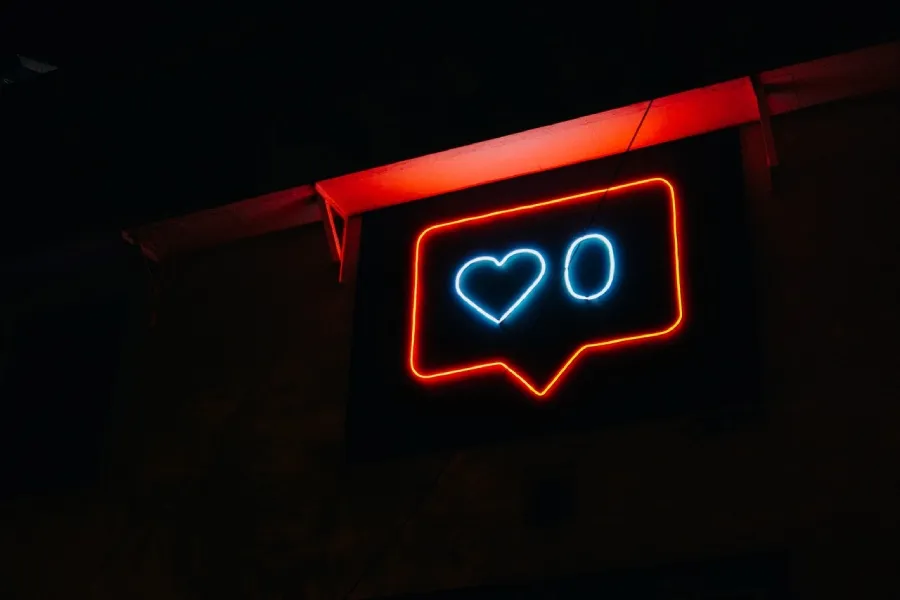 Letrero neón con signo de likes