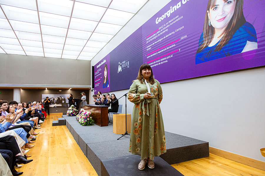Georgina Gonz&aacute;lez posando con su reconocimiento