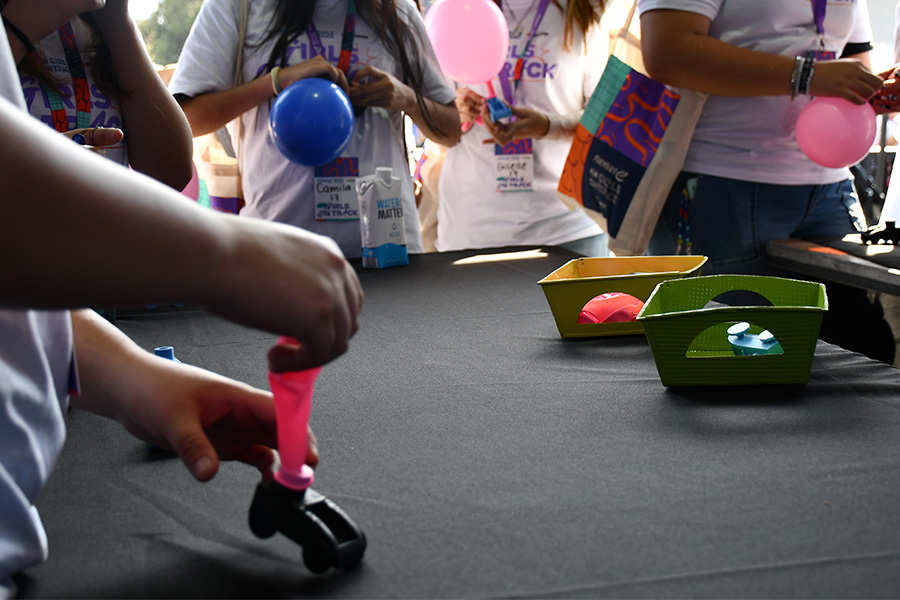 Actividad de construcción de un coche de propulsión a globo por parte de las representantes de TM Racing en Girls on Track.