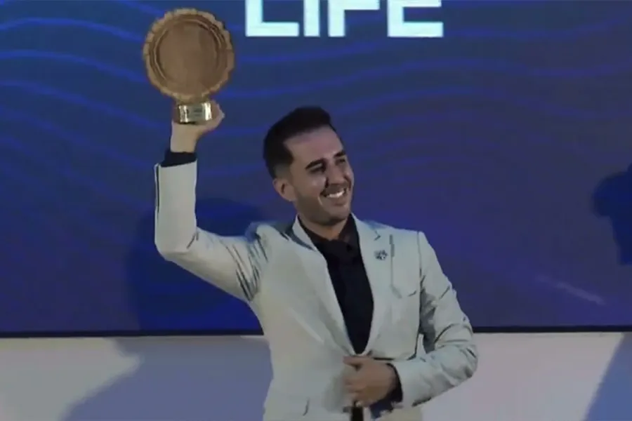 Gonzalo Blancarte sosteniendo su Premio a la Formación LiFE