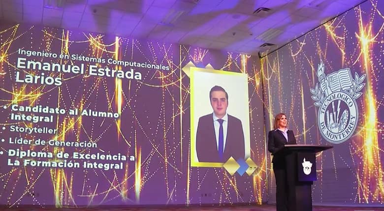 Durante la ceremonia Emanuel Estrada, candidato al alumno integral, dirigió unas palabras hacia sus compañeros de generación