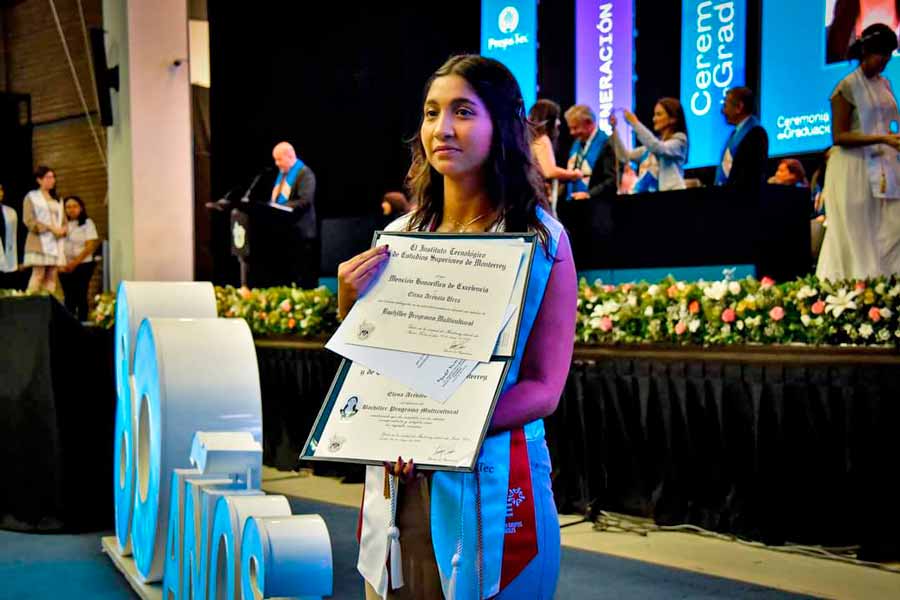 Elena Arévalo se graduó con honores de PrepaTec Eugenio Garza Lagüera.