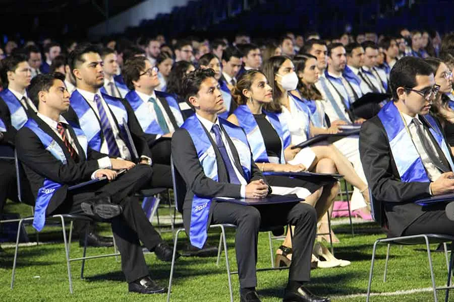 Graduados del campus Monterrey durante su ceremonia de entrega de títulos profesionales.