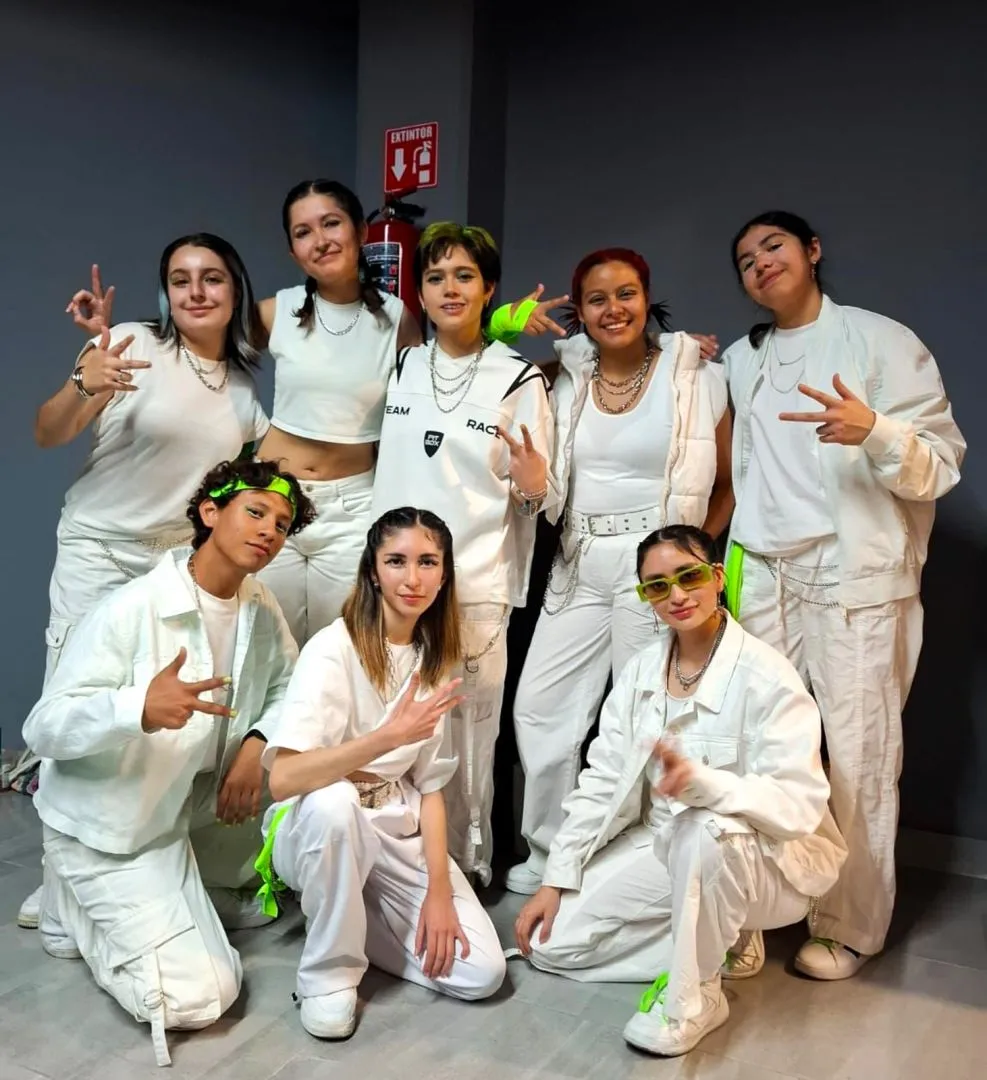 Integrantes de K-yang que participaron en la competencia posando a la camara