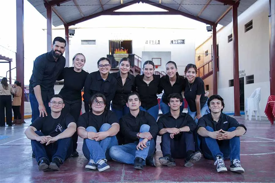 Grupo de estudiantes vestidos de negro. 