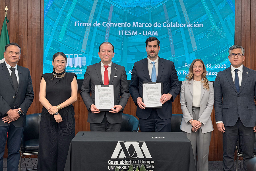Fotograf&iacute;a de grupo con los rectores y autoridades de ambas instituciones, incluyendo a Juan Pablo Murra, Gustavo Pacheco, Paulina Campos y Javier Guzm&aacute;n.