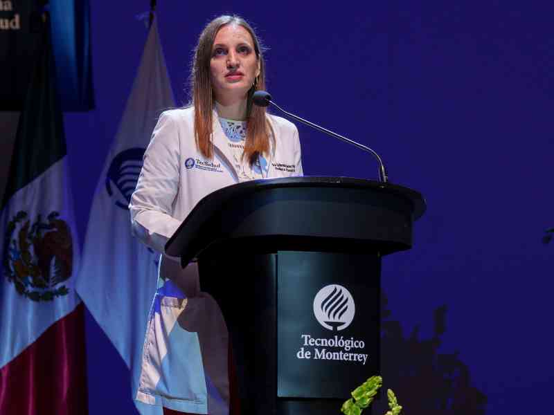 Guillermina Sánchez aceptando el ingreso de los nuevos estudiantes a la Escuela de Medicina y Ciencias de la Salud.