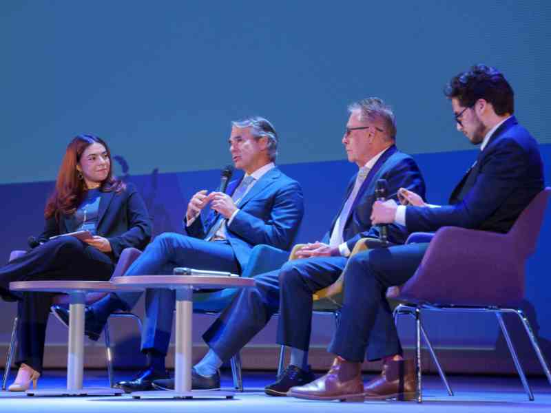 Dr. Guillermo Torre en la sesión de preguntas y respuestas del Acto Académico en Monterrey.