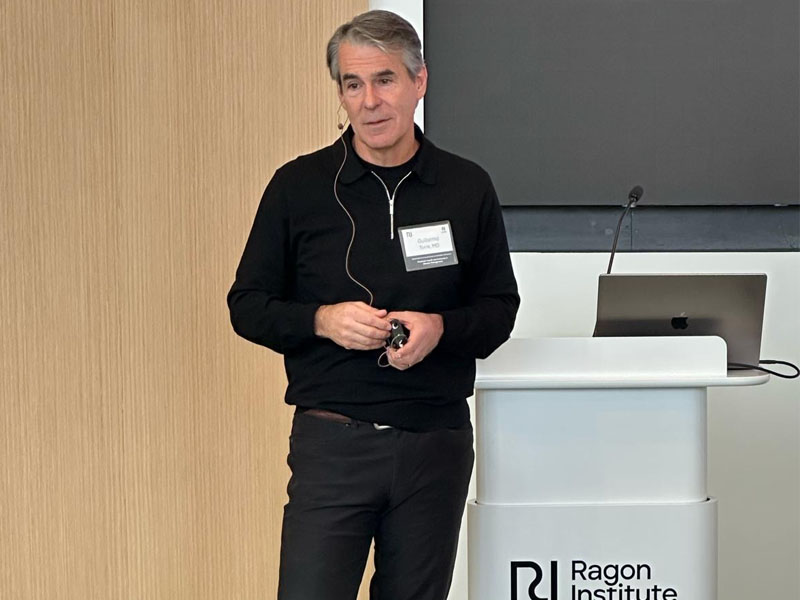 Dr. Guillermo Torre Amione, rector de TecSalud, ofreción una ponencia sobre inflamación sistémica en el corazón.