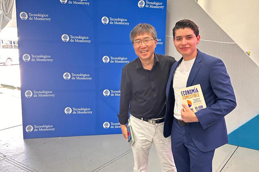 Ha-Joon Chan, economista y escritor de Economía Sostenible junto con Rodrigo Urrutia