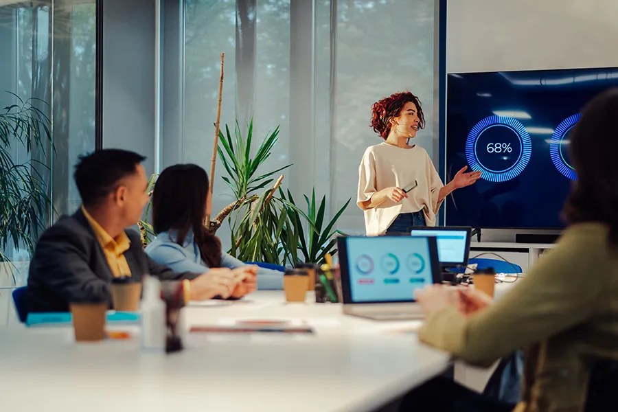 Joven mujer comunicando un tema a su equipo de trabajo.
