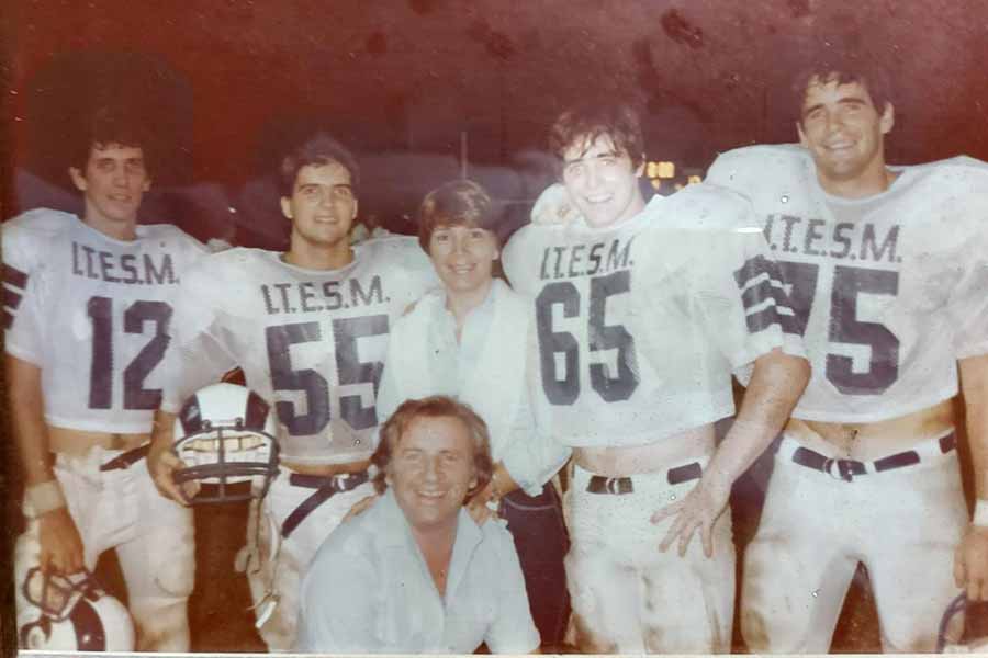 Foto histórica de los hermanos Familiar con sus padres.