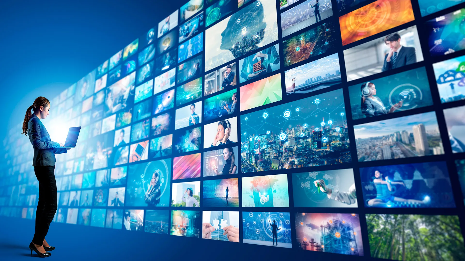 Profesora frente a una infinidad de recursos digitales para la enseñanza.