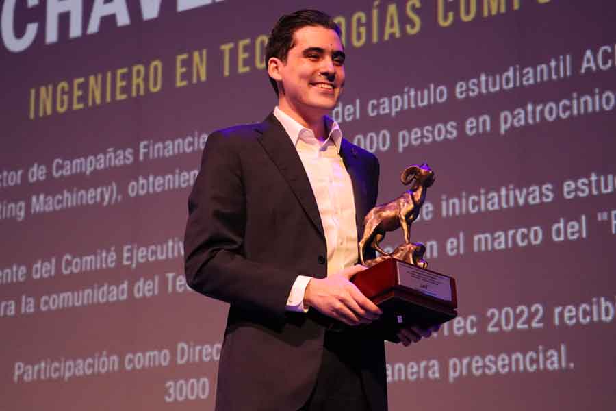 Hiram con su Borrego de Oro durante la premiación.