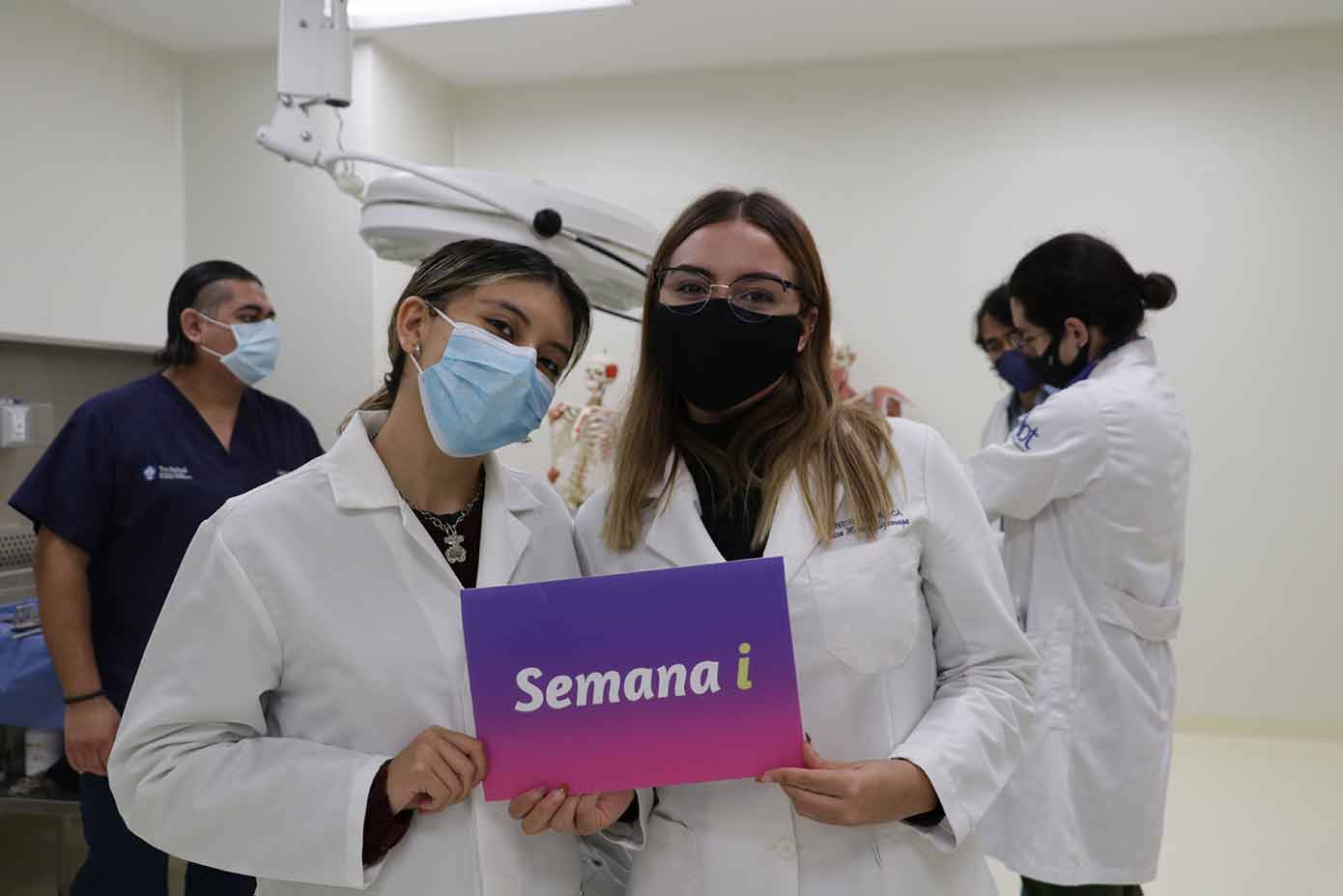 Alumnos aprenden de histopatología para investigar, en el marco de la Semana de innovación del Tec Guadalajara.