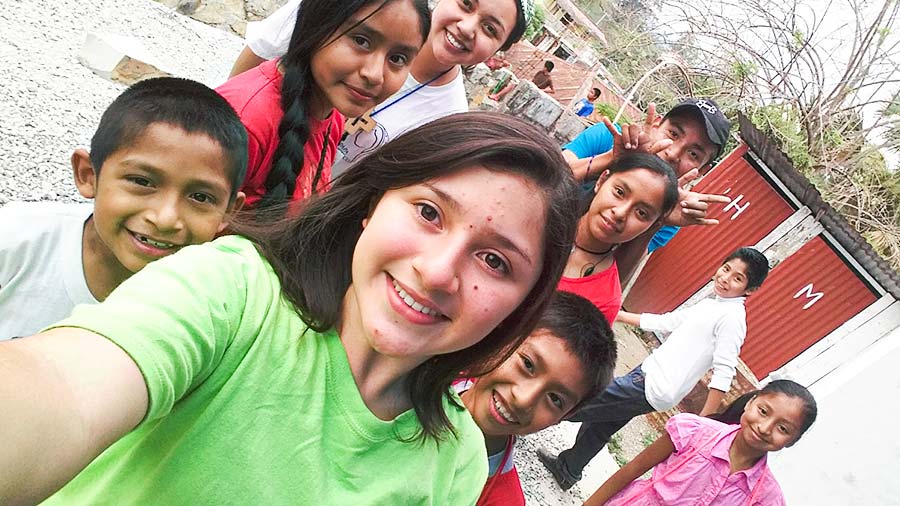 Frida junto con el grupo al que apoyaba con talleres